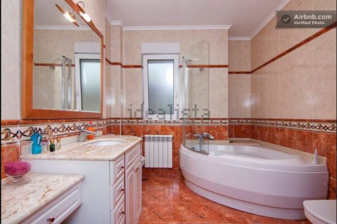 Baño de mármol con bañera en alojamiento rural exclusivo gestionado por Stailya