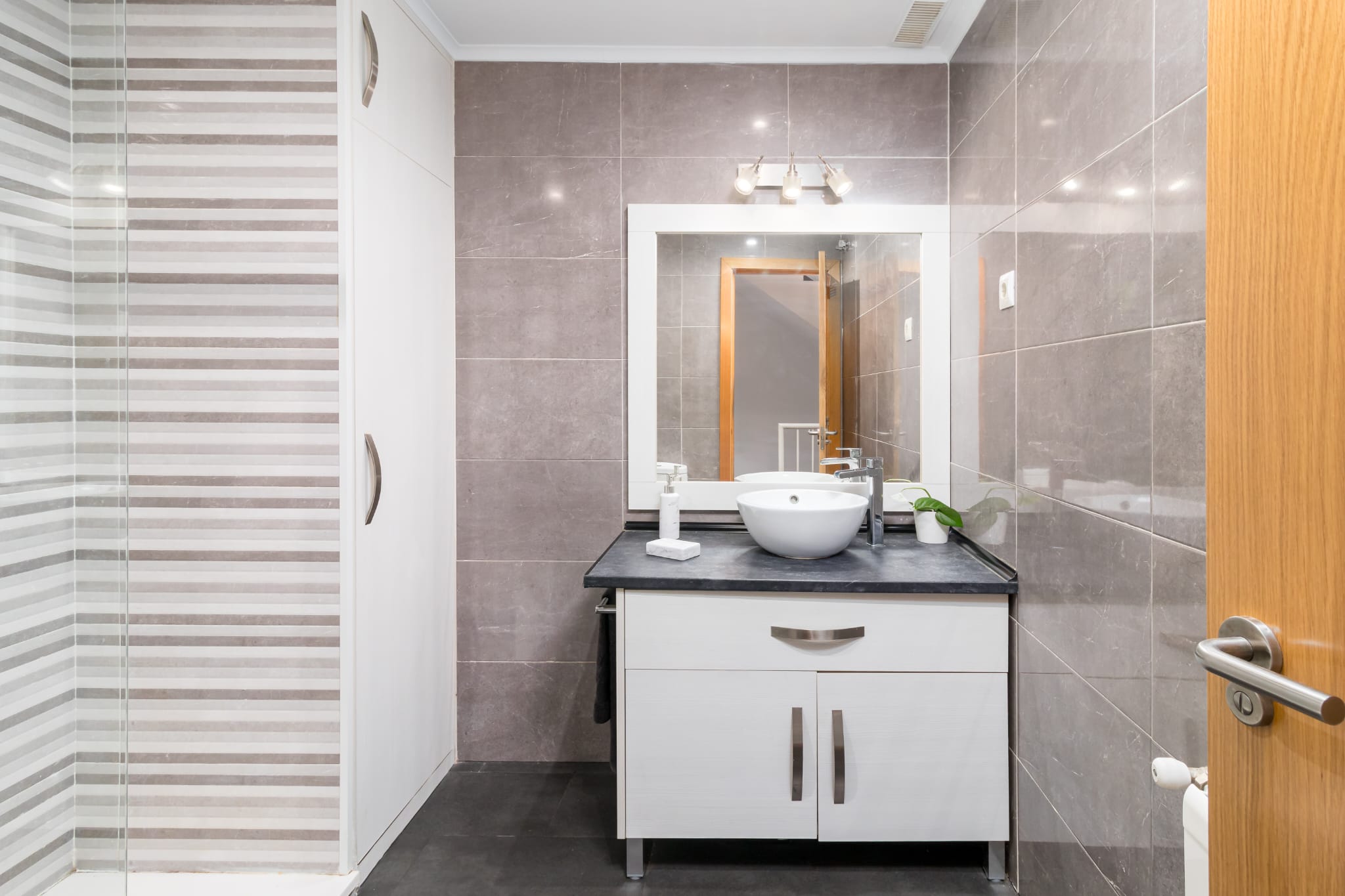 Casa Nico - Baño moderno con ducha y mampara