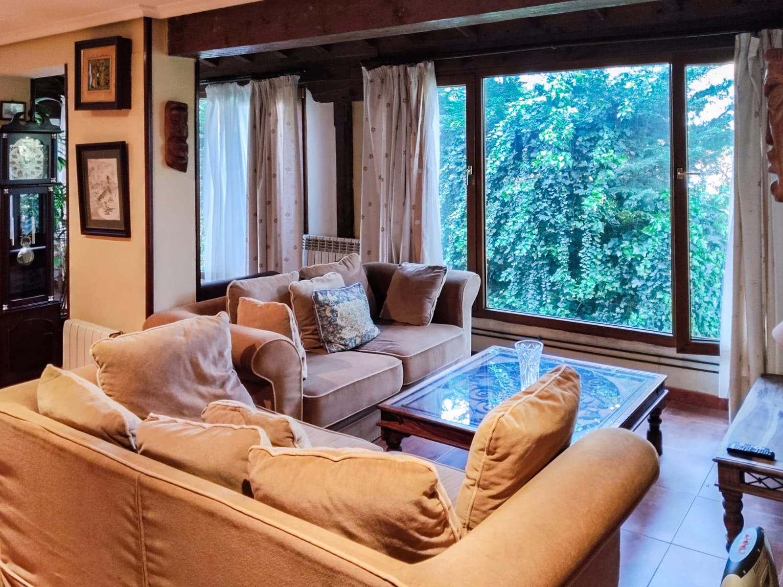 Salón con ventanales en Casa Sebia