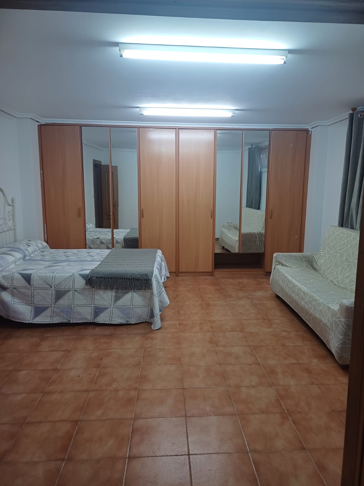 Dormitorio amplio con armarios en alojamiento vacacional gestionado por Stailya
