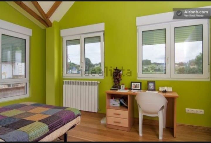 Habitación luminosa con vistas al campo en casa rural de Cantabria
