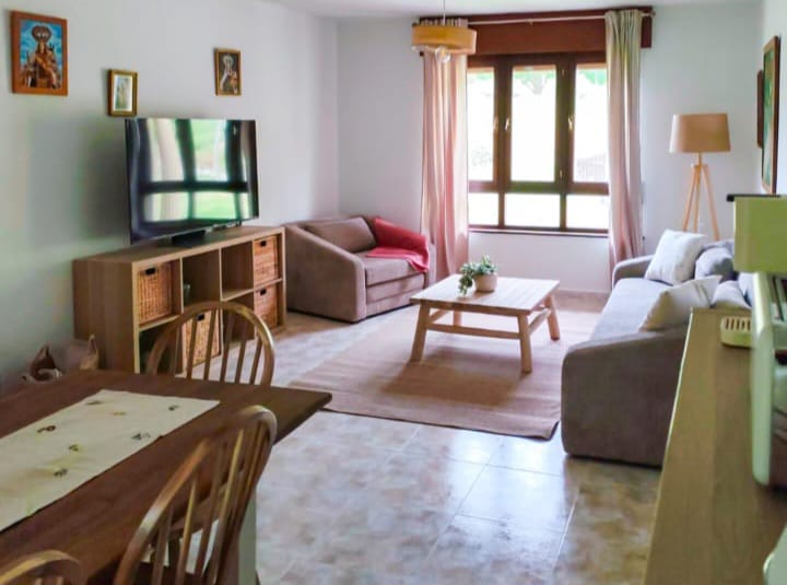 Salón comedor luminoso y acogedor en casa rural gestionada
