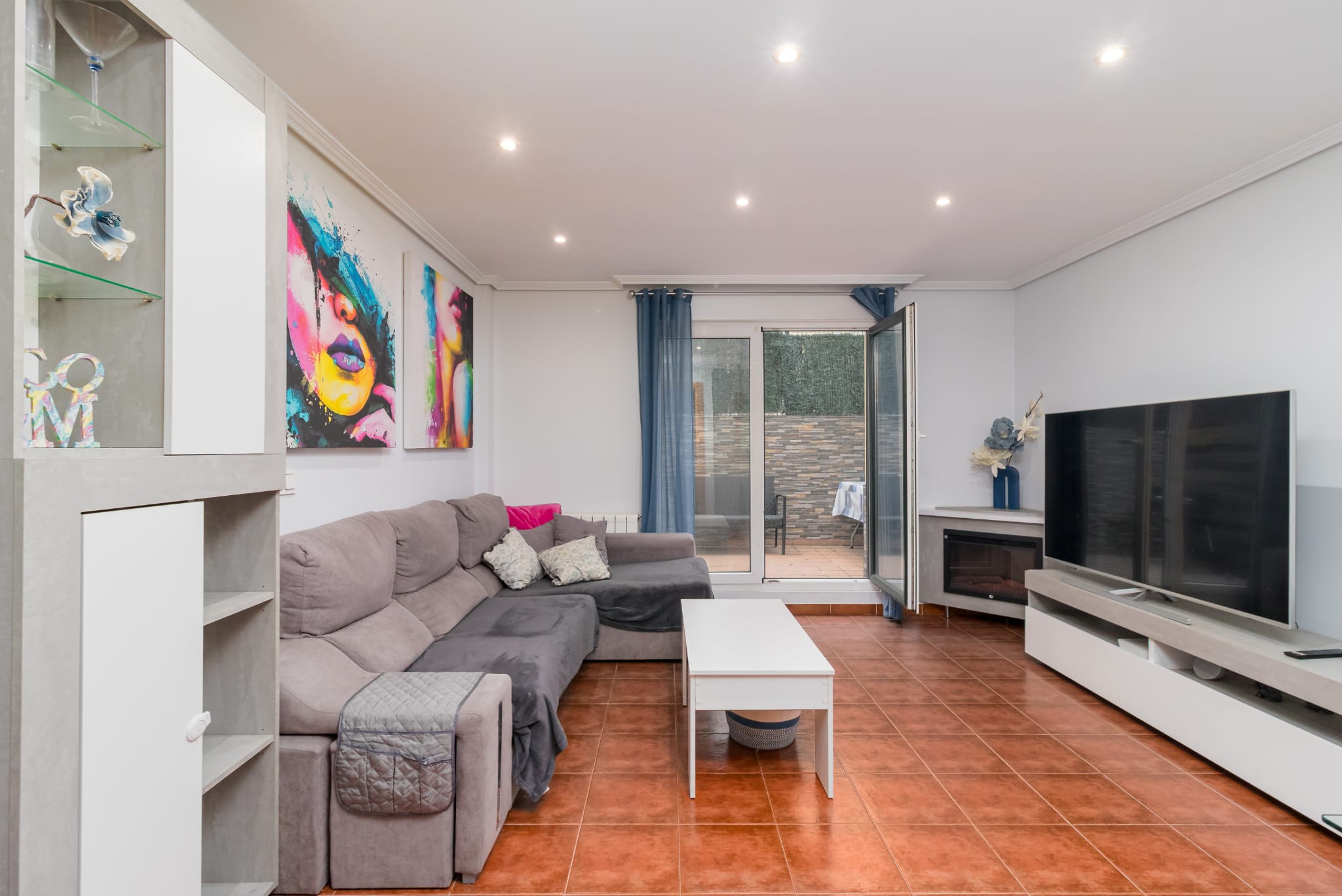 Salón moderno con decoración artística en alojamiento gestionado