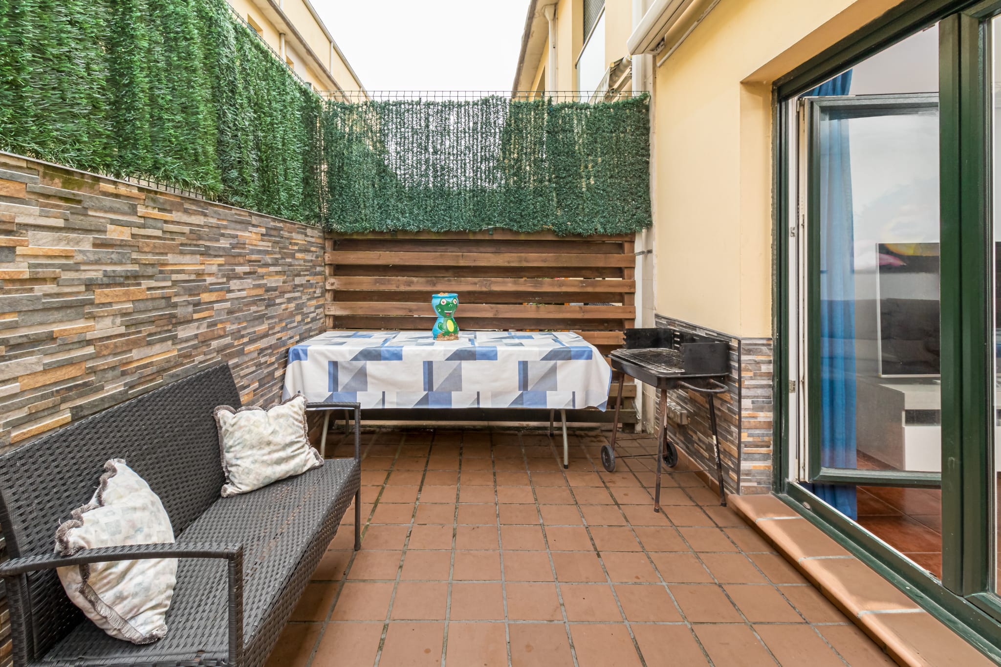 Terraza exterior con jardín preparada para el descanso en Cantabria