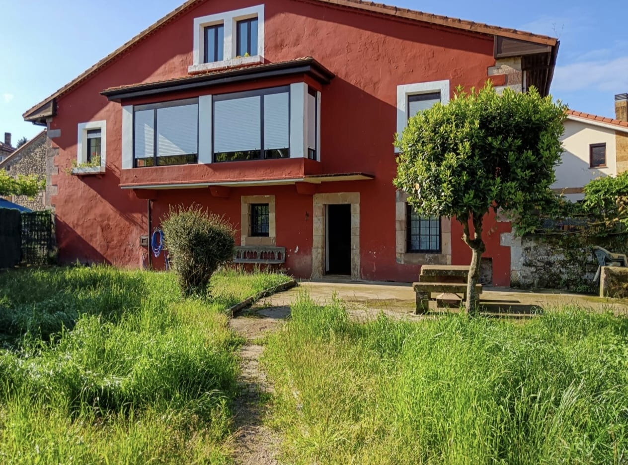 Villa Simone - Fachada roja con jardín